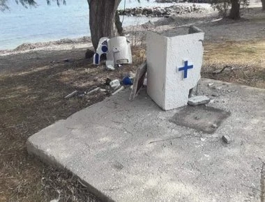 Μετά τον Σταυρό ισλαμιστές γκρέμισαν και προσκυνητάρι στην Λέσβο: Η Αστυνομία εμποδίζει την αναστήλωσή τους!